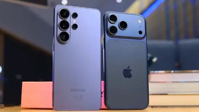So sánh thiết kế Samsung Galaxy S26 Ultra vs iPhone 17 Pro Max