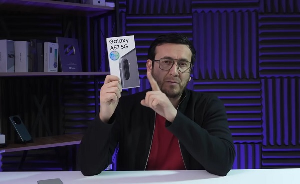 Ảnh chụp màn hình video trên tay Galaxy A57 5G của Maruf Mirzayev trên YouTube
