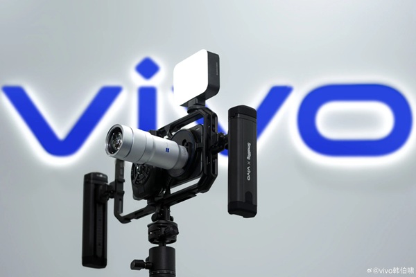 Vivo X300 Ultra với bộ chuyển đổi tiêu cự được gắn trên một hệ thống giá đỡ máy ảnh chuyên nghiệp