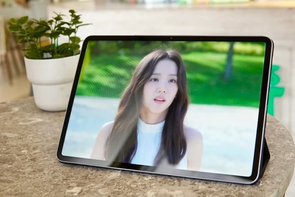 Màn hình rộng mở, tần số quét lớn, độ sáng tối đa cao