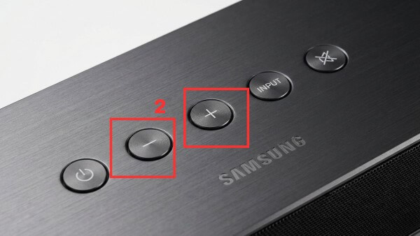 Nhấn giữ nút Play/Pause trên remote khoảng 5 giây