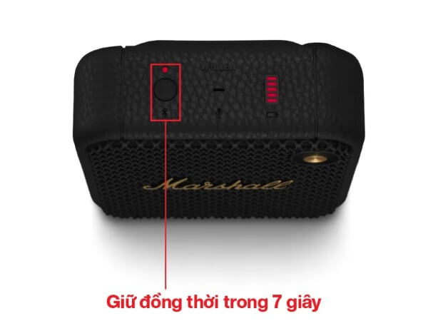 Nhấn giữ nút Play/Pause và Source đồng thời trong khoảng 7 giây