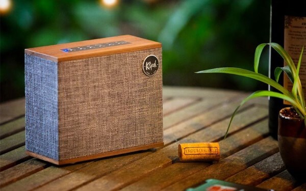 Nhấn giữ nút nguồn trên loa đến khi đèn nhấp nháy