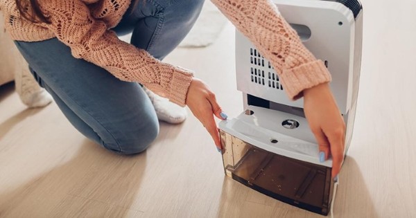 Kiểm tra và đổ nước ra ngoài