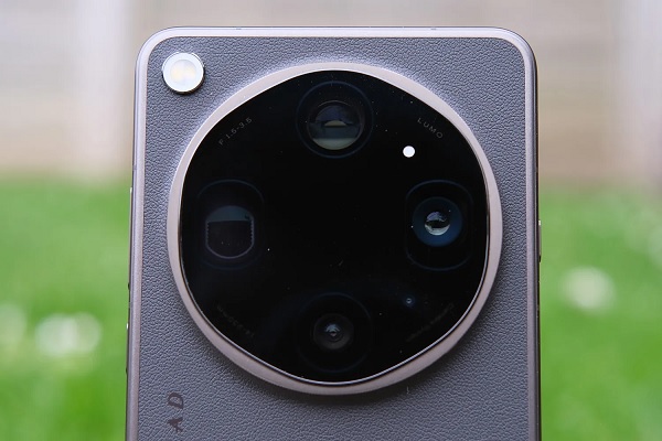 Dàn ống kính "khủng" được tinh chỉnh bởi các chuyên gia Hasselblad