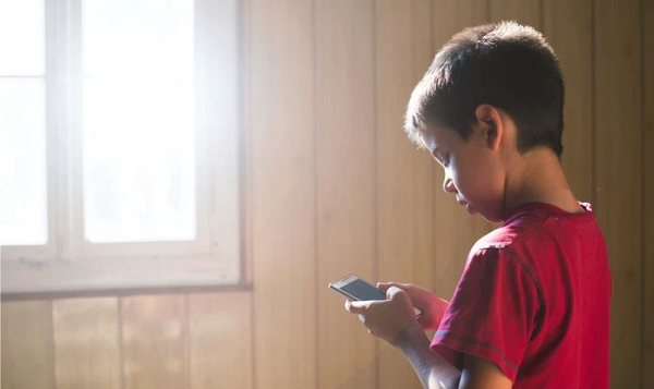 Lợi ích tích cực khi cho trẻ 10 tuổi sử dụng điện thoại