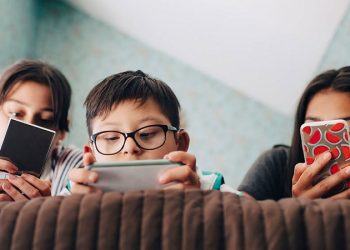 Có nên mua điện thoại cho trẻ 10 tuổi để đồng hành cùng con?