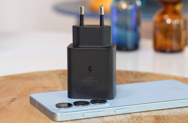 Pin bền bỉ và chuẩn sạc Qi2