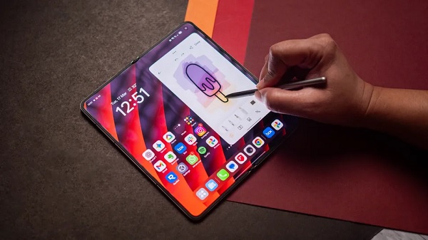 Màn hình chính mang lại trải nghiệm như một chiếc máy tính bảng thực thụ