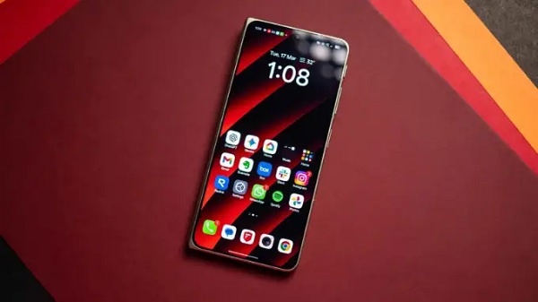 Màn hình phụ phía ngoài cũng xuất sắc không kém với tỉ lệ 20.7:9