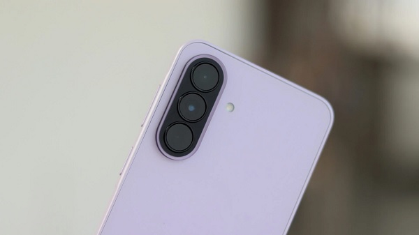 Đi sâu vào khả năng nhiếp ảnh, chúng ta sẽ thấy sự nổi bật của cụm camera Galaxy A37 5G
