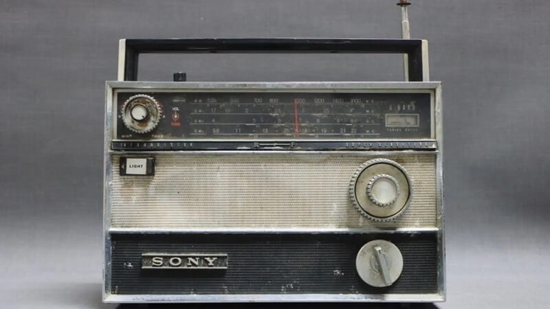 Máy thu thanh có khả năng thu nhận sóng vô tuyến từ đài phát thanh 