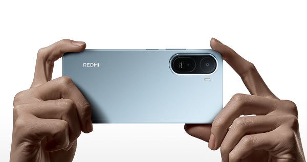 Máy sở hữu cụm camera kép phía sau với cảm biến chính 13MP