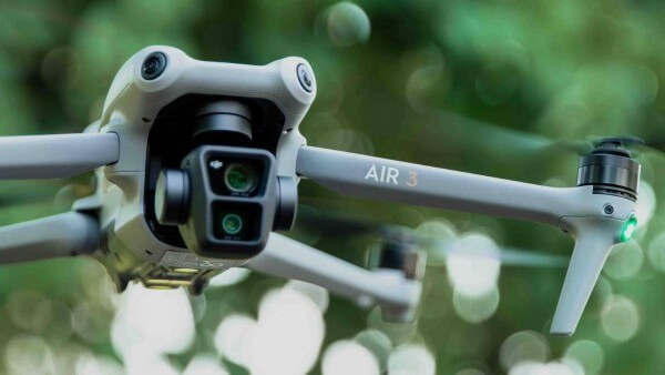 DJI Air 3 được trang bị camera góc rộng 24mm và camera tele 70mm zoom quang 3x