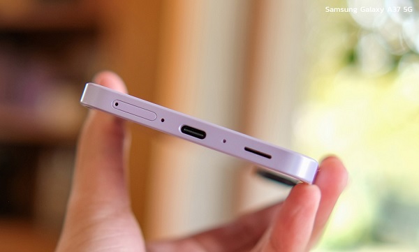 Hai máy được tích hợp viên pin dung lượng 5.000 mAh