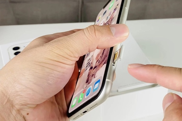 Có nên tự thay khay SIM tại nhà?
