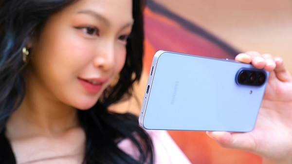 Galaxy A57 5G được trang bị khung viền kim loại cứng cáp, mang lại cảm giác chắc tay khi cầm