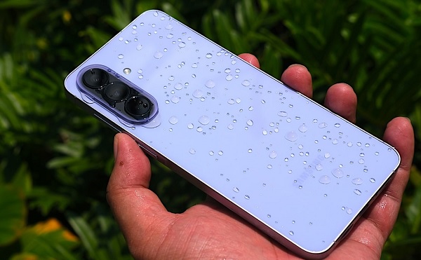 Máy được tích hợp khả năng kháng bụi và kháng nước