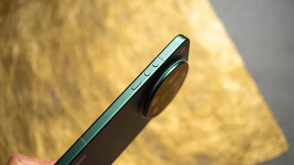 Khung viền và mặt lưng sử dụng vật liệu hợp kim nhôm tạo nên sự bền bỉ và tối ưu trọng lượng