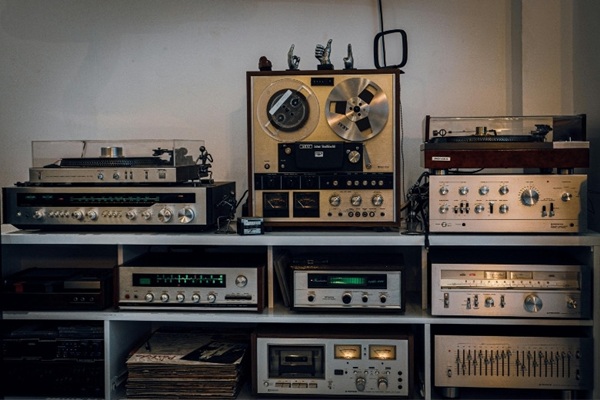 Cụm từ HiFiđược dùng để định nghĩa các thiết bị / hệ thống có khả năng tái tạo độ trung thực âm thanh cao