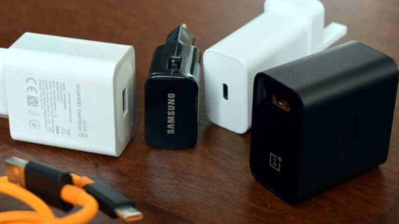 iPhone có thể nhận nguồn điện ổn định từ củ sạc Samsung phù hợp 
