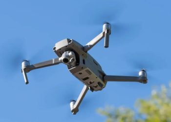 Drone là gì? Tìm hiểu chi tiết về máy bay không người lái và ứng dụng thực tế
