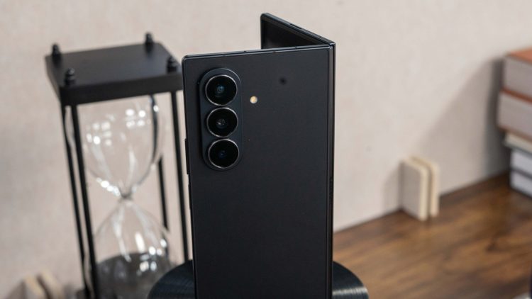 Cách bố trí cụm camera ở Samsung Galaxy Z Fold8 bản tiêu chuẩn vẫn được giữ nguyên