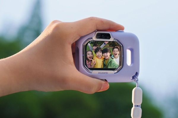 Huawei Watch Kids X1 Pro có cơ chế tháo rời phần thân giúp trẻ có thể sử dụng sử dụng một chiếc máy ảnh mini