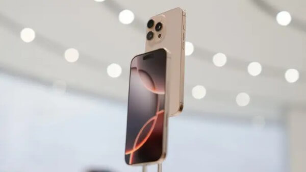 Đối tượng hợp với iPhone 16 Pro Max màu Titan Sa Mạc 