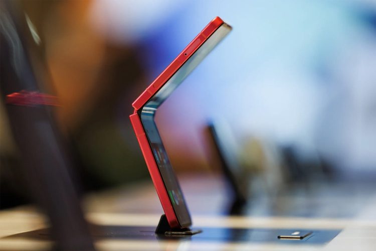 Bạn nên nâng cấp lên Samsung Z Flip8 512GB nếu cần lưu trữ nhiều và liên tục nhiều năm