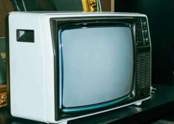 Tivi CRT là gì? Khám phá cơ chế vận hành và hành trình lui về quá khứ của một huyền thoại