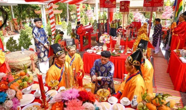 Chuẩn bị mâm cỗ dâng lễ cúng đầy đủ
