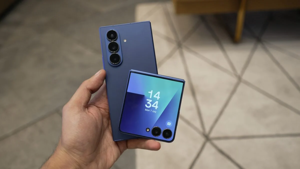 Ở Samsung Galaxy Z Flip 8 màu sắc được thiết kế đồng bộ giữa các thành phần cơ khí và phần mềm
