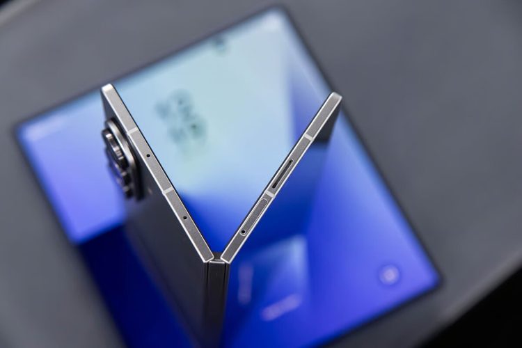 Khung viền Galaxy Z Fold8 màu xám được dự đoán làm từ nhôm cao cấp