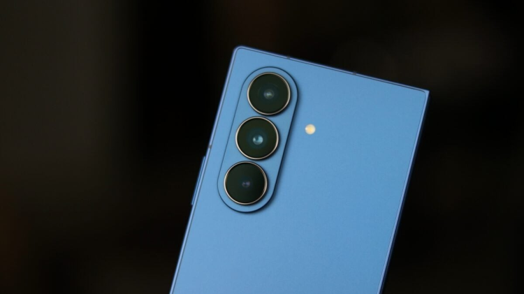 Mặt sau Galaxy Z Fold8 được dự đoán chứa cụm 3 camera xếp dọc