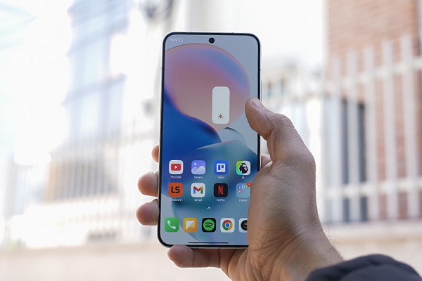 Điểm cộng lớn nhất của Xiaomi 15 là khả năng tự động điều chỉnh tần số quét linh hoạt từ 1Hz đến 120Hz