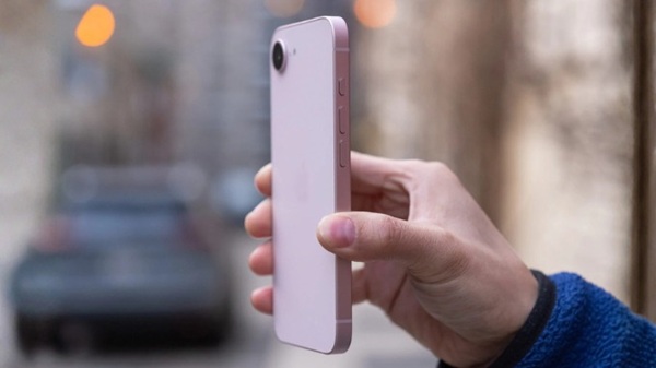 iOS trên iPhone lại ghi điểm bằng giao diện trực quan, tính nhất quán cao và sự mượt mà tuyệt đối