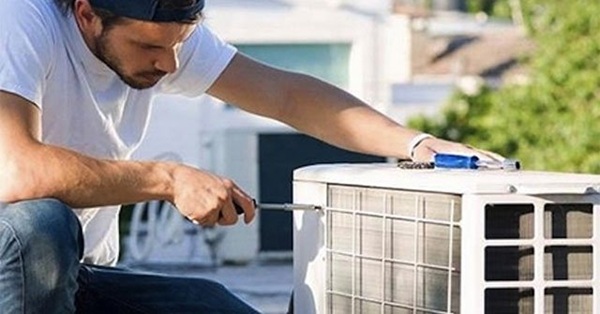 Cọ rửa bụi bẩn bám ở cục nóng ngoài trời