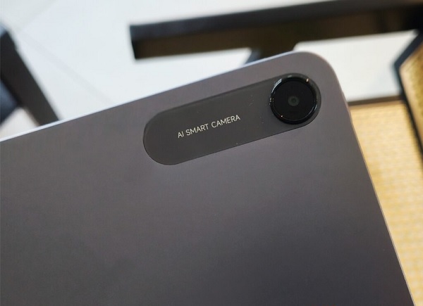 Camera chính phía sau đạt độ phân giải 8MP