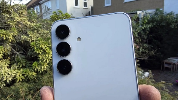 Galaxy S25 FE tỏ ra rất thực dụng và toàn diện với bộ ba camera