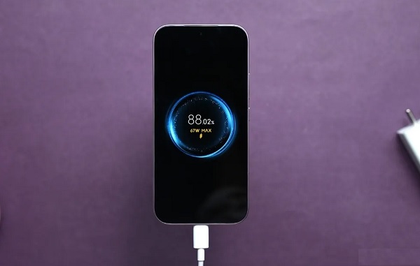 Cả hai thiết bị đều sở hữu viên pin 6.500mAh, tuy nhiên Xiaomi 17T hỗ trợ sạc có dây chậm hơn một chút so với Reno15 5G