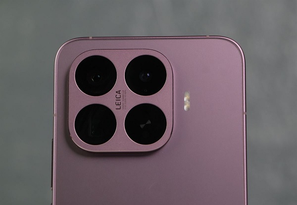 Xét về mặt thông số camera, thiết bị của Xiaomi tỏ ra lấn lướt hơn đối thủ