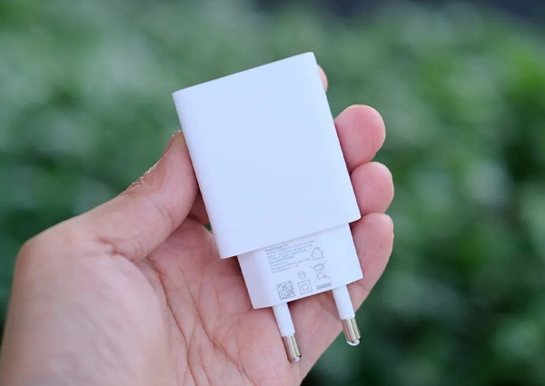 OPPO A6c còn sở hữu tính năng chia sẻ năng lượng ngược thông qua dây cáp với công suất 5W