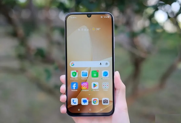 Phần cằm dưới còn tương đối dày theo phom dáng đặc trưng của phân khúc giá rẻ