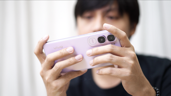 Ống kính selfie có độ phân giải khiêm tốn 5MP đi kèm các thuật toán làm đẹp AI tự nhiên
