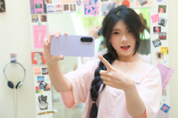 Galaxy A37 5G sở hữu công suất sạc nhanh 45W, cao hơn khá nhiều so với Galaxy A27 5G