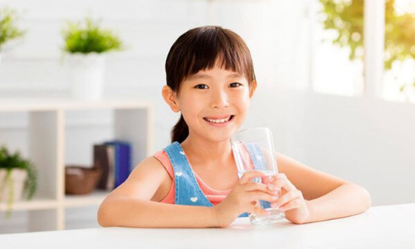 Trẻ nhỏ dưới 3–4 tuổi không được khuyến khích dùng nước ion kiềm