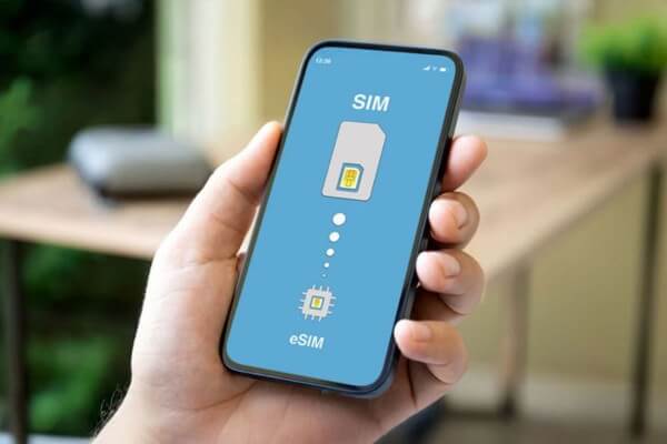 Quét mã QR để kích hoạt eSIM trên điện thoại