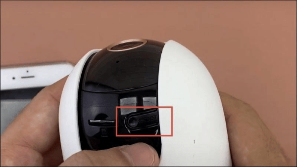 Cấp nguồn bằng adapter và gắn thẻ nhớ microSD để lưu video giám sát