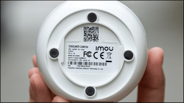 Dùng camera điện thoại quét mã QR trên thiết bị